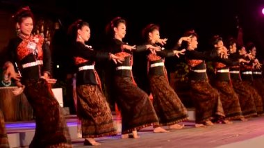 BANGKOK, THAILAND - 26 Ocak 2019: Tayland 'ın başkenti Bangkok' taki Lumpini Park 'ta düzenlenen Tayland Turizm Festivali' ne katılan isimsiz geleneksel Tayland dansçısıdır..