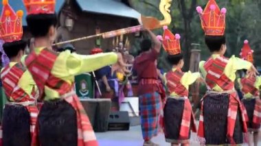 BANGKOK, THAILAND - 26 Ocak 2019: Tayland 'ın başkenti Bangkok' taki Lumpini Park 'ta düzenlenen Tayland Turizm Festivali' ne katılan isimsiz geleneksel Tayland dansçısıdır..