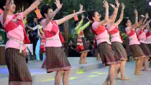 バンコク 2019年1月26日 未確認のダンサーは北東タイの伝統舞踊参加者は タイの真ん中にバンコクの首都 ルンピニー公園でタイ観光祭のお祝いに参加します 動画クリップ