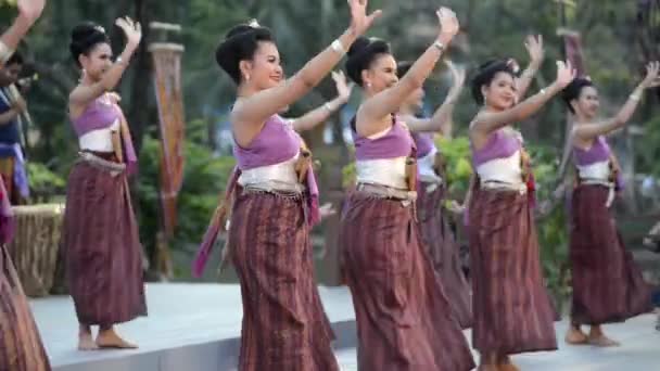 バンコク 2019年1月26日 未確認のダンサーは北東タイの伝統舞踊参加者は タイの真ん中にバンコクの首都 ルンピニー公園でタイ観光祭のお祝いに参加します ロイヤリティフリーのストック動画
