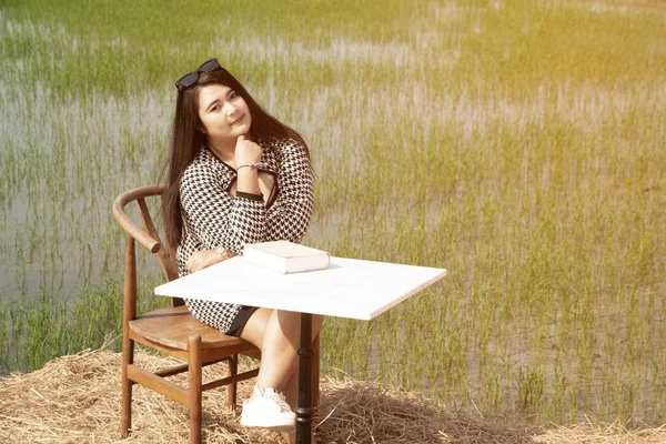 Νεαρή Όμορφη Ασιάτισσα Χοντρή Γυναίκα Κάθεται Ένα Τραπέζι Στο Χωράφι — Φωτογραφία Αρχείου