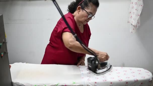 Una Anciana Asiática Que Ama Casa Está Planchando Ropa Con — Vídeo de stock