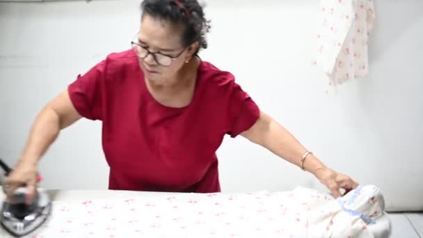 Une Femme Âgée Asiatique Qui Est Une Femme Foyer Repasse — Video