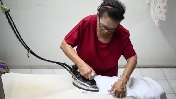 Una Anciana Asiática Que Ama Casa Está Planchando Ropa Con — Vídeo de stock