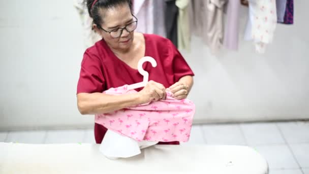 Asijské Starší Žena Která Žena Domácnosti Skládací Oblečení Prádelně Žehlení — Stock video