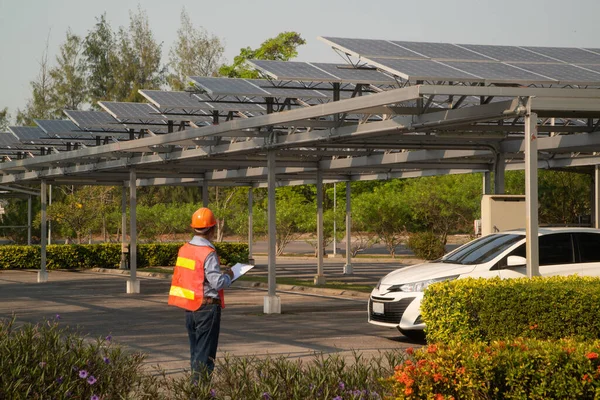 Azjatyccy Inżynierowie Sprawdzający Panele Słoneczne Zamontowane Dachach Parkingów Jest Najbardziej — Zdjęcie stockowe