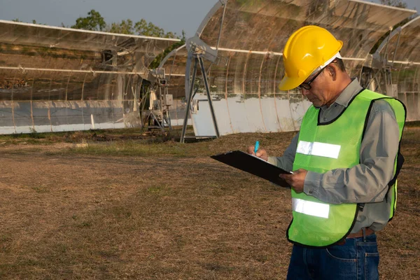 Personeel Uniformen Helmen Controleert Registreert Het Dagboek Van Parabolische Zonnespoor — Stockfoto