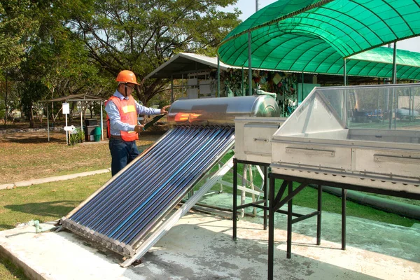 Azjatycki Pracownik Mundurze Kasku Sprawdza Koncentrację Energii Słonecznej Płaskim Kolektorem — Zdjęcie stockowe