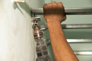 Erkek tamirci çekiç matkabı üzerinde çalışıyor..