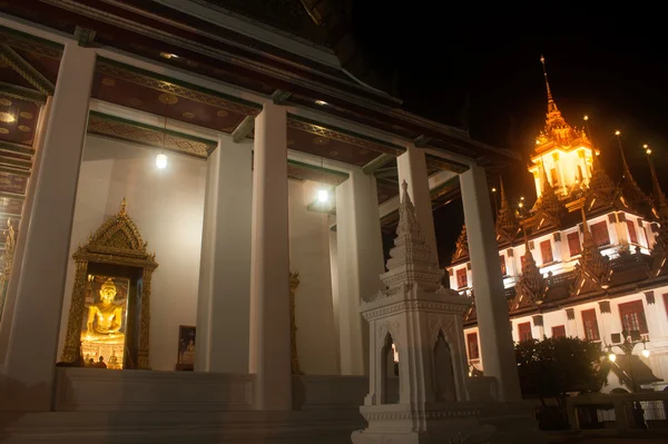 Bouddha d'or dans le monastère Wat Rat Natda Ram Worawihan . — Photo