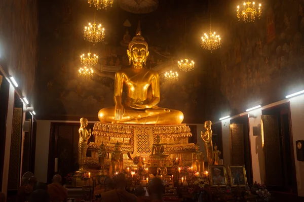 Buda de Oro en el Monasterio de Wat Rat Natda Ram Worawihan . — Foto de Stock