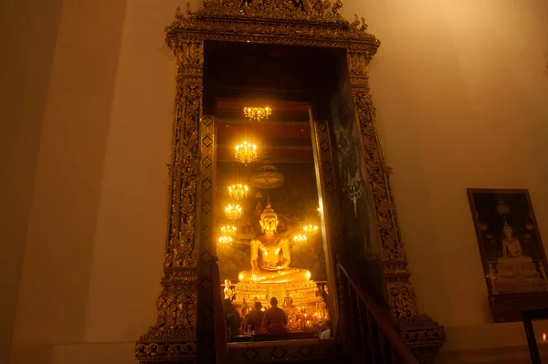 Buddha d'oro nel monastero di Wat Rat Natda Ram Worawihan . — Foto Stock