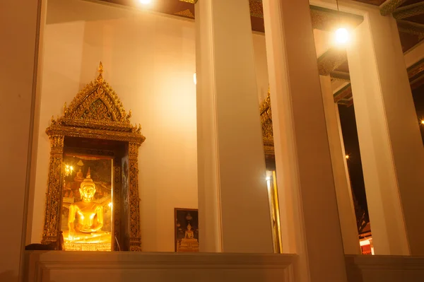 Золотой Будда в Ват-Рат-Натда-Рам-Воравиханском монастыре . — стоковое фото