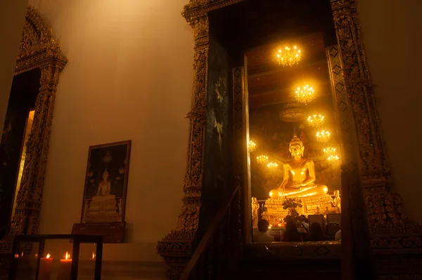 Złoty Budda w Wat Rat Natda Ram Worawihan klasztor. — Zdjęcie stockowe