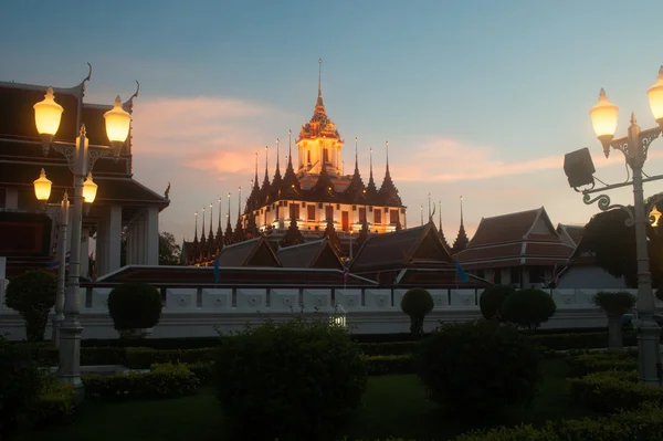 Escenario del crepúsculo en el monasterio Wat Rat Natda Ram Worawihan . —  Fotos de Stock