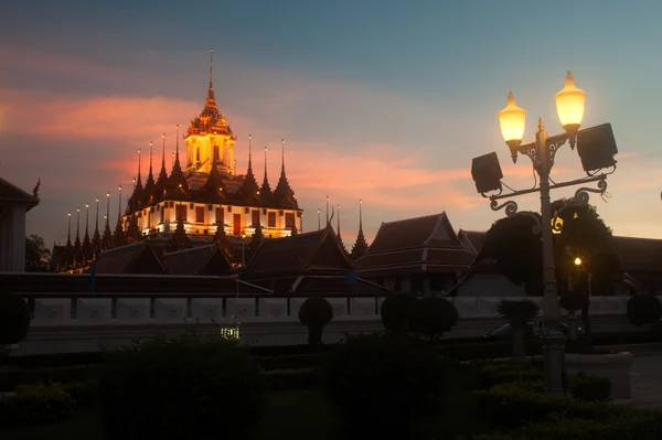 Escenario del crepúsculo en el monasterio Wat Rat Natda Ram Worawihan . —  Fotos de Stock