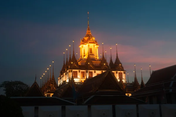 Escenario del crepúsculo en el monasterio Wat Rat Natda Ram Worawihan . —  Fotos de Stock