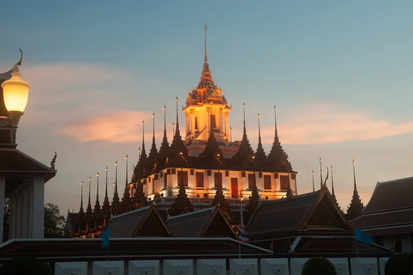 Scenic of twilight at Wat Rat Natda Ram Worawihan Monastery. — Stock Photo, Image