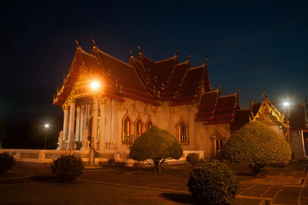 Scena crepuscolare al monastero di Wat Benjamabopit Dusitwanaram . — Foto Stock