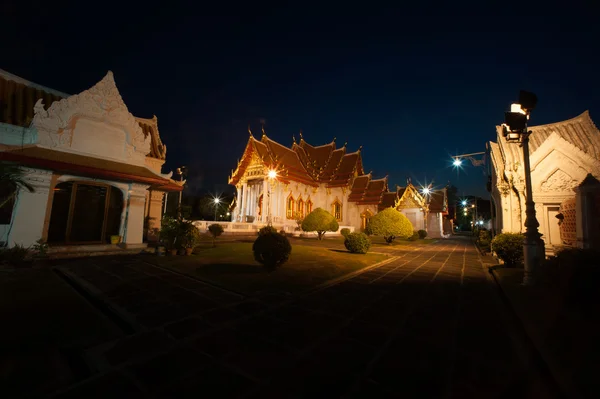 Scena crepuscolare al monastero di Wat Benjamabopit Dusitwanaram . — Foto Stock