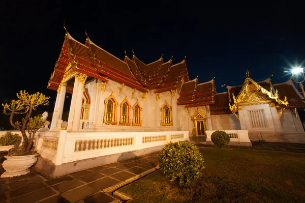 Escena del crepúsculo en el monasterio de Wat Benjamabopit Dusitwanaram . — Foto de Stock