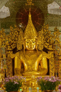 Golden Pagoda Sanda Muni Selami Myanmar içinde altın Buddha.
