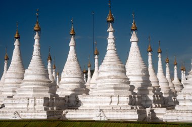 Grup stupas Sanda Muni Selami Tapınağı Myanmar.