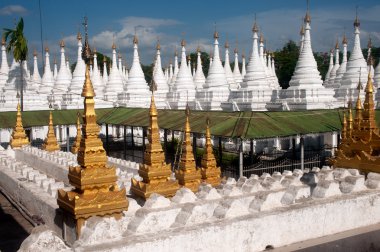 Grup stupas Sanda Muni Selami Tapınağı Myanmar.