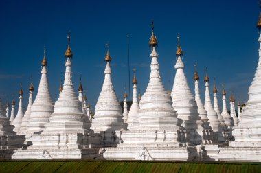 Grup stupas Sanda Muni Selami Tapınağı Myanmar.