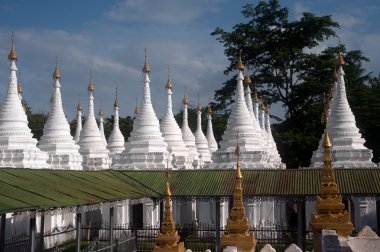 Grup stupas Sanda Muni Selami Tapınağı Myanmar.