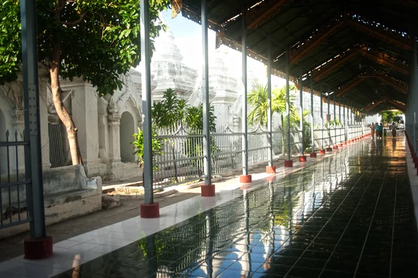 Puerta de entrada a la Pagoda Dorada en Sanda Muni Paya en Myanmar . —  Fotos de Stock