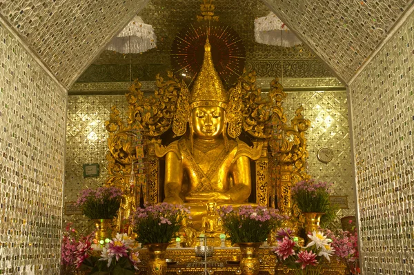 Golden Buddha in Golden Pagoda in Sanda Muni Paya in Myanmar. — Stock Photo, Image