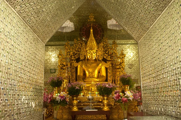 Bouddha d'or dans la pagode d'or à Sanda Muni Paya au Myanmar . — Photo