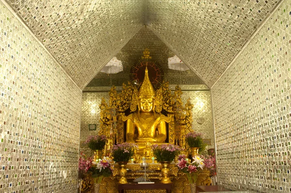 Buda de Oro en la Pagoda de Oro en Sanda Muni Paya en Myanmar . —  Fotos de Stock