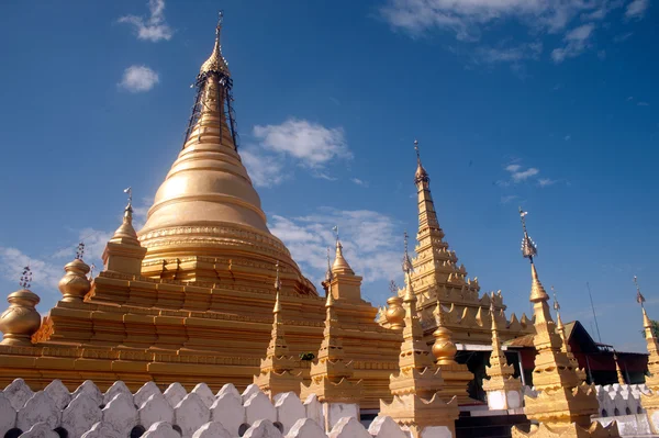 Gyllene pagod i Sanda Muni Paya i Myanmar. — Stockfoto