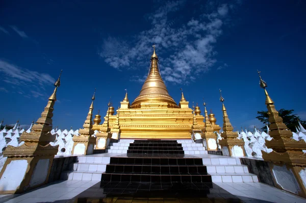 Zlatá Pagoda v Sanda Muni Paya v Myanmaru. — Stock fotografie