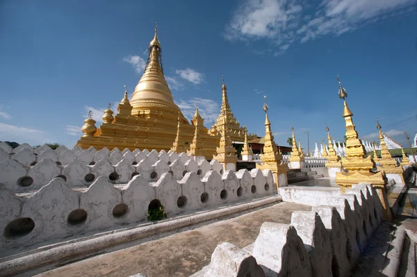 Pagoda de Oro en Sanda Muni Paya en Myanmar . — Foto de Stock