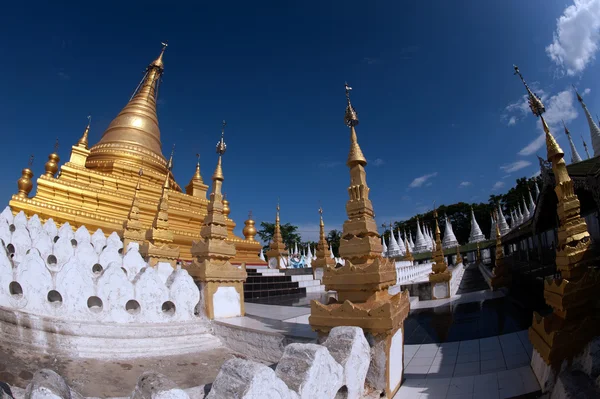 Złota Pagoda w Sanda Muni Paya w Myanmar. — Zdjęcie stockowe