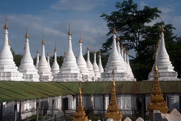 Grupp av stupas i Sanda Muni Paya tempel av Myanmar. — Stockfoto