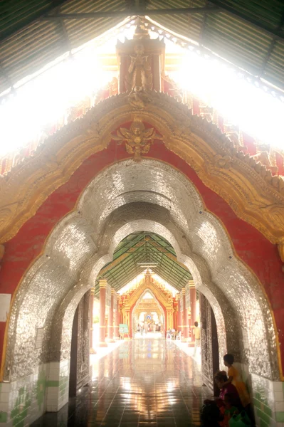 Puerta de entrada a la pagoda Maha Lokamarazein Kuthodaw, Myanmar . — Foto de Stock