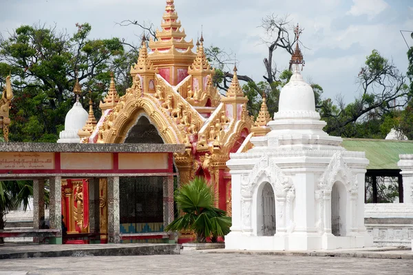 Porte d'entrée de la pagode Maha Lokamarazein Kuthodaw, Myanmar . — Photo