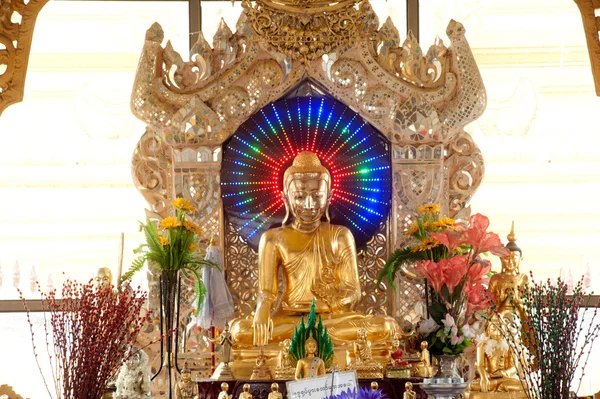 Buda Dorado en pagodas en la pagoda Kuthodaw, Myanmar . — Foto de Stock