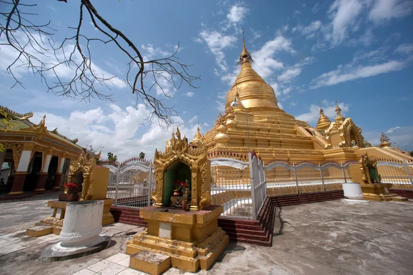 Maha Lokamarazein Kuthodaw Pagode em Mianmar . — Fotografia de Stock