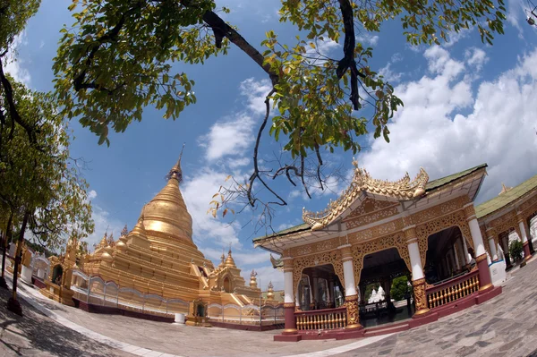 Maha Lokamarazein Kuthodaw Pagoda i Myanmar . - Stock-foto