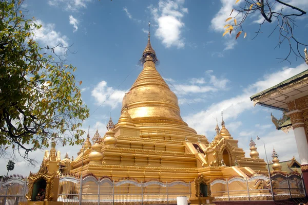 Maha Lokamarazein Kuthodaw Pagode em Mianmar . — Fotografia de Stock