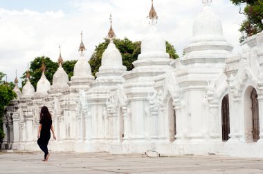 Maha Lokamarazein Kuthodaw Pagoda Myanmar içinde beyaz pagodadan satırı.