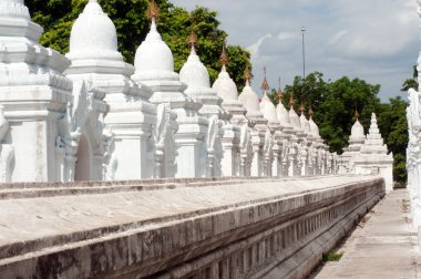 Maha Lokamarazein Kuthodaw Pagoda Myanmar içinde beyaz pagodadan satırı.
