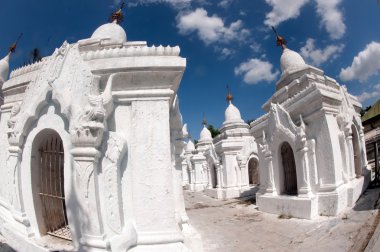 Maha Lokamarazein Kuthodaw Pagoda Myanmar içinde beyaz pagodadan satırı.