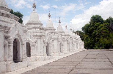 Maha Lokamarazein Kuthodaw Pagoda Myanmar içinde beyaz pagodadan satırı.