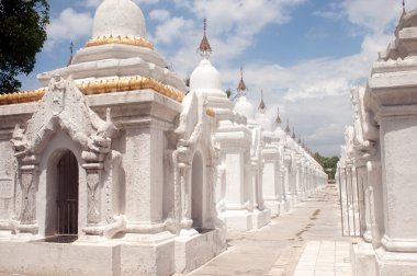 Maha Lokamarazein Kuthodaw Pagoda Myanmar içinde beyaz pagodadan satırı.